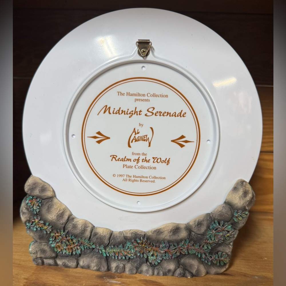 Hamilton Collection Wolf Plate - Picture 2 of 5